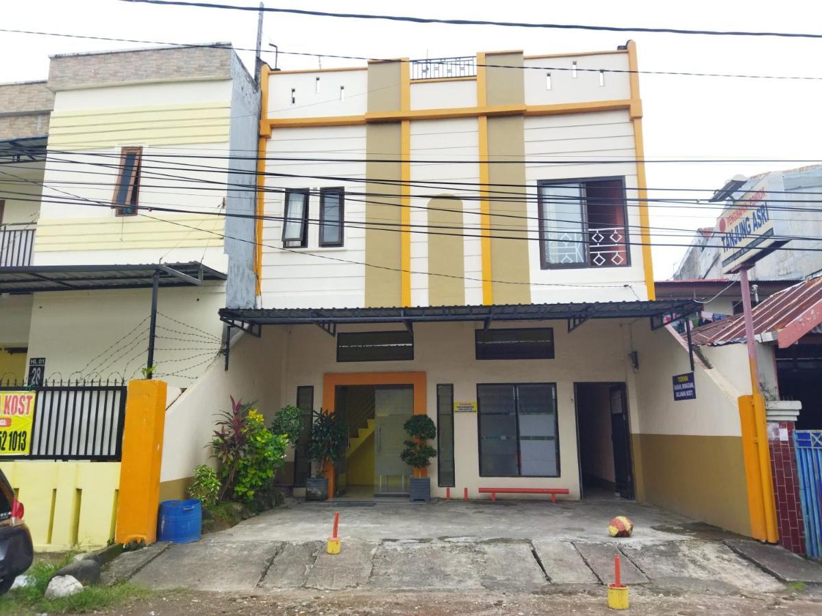 Oyo 92231 Penginapan Tanjung Alang Syariah Macáçar Exterior foto