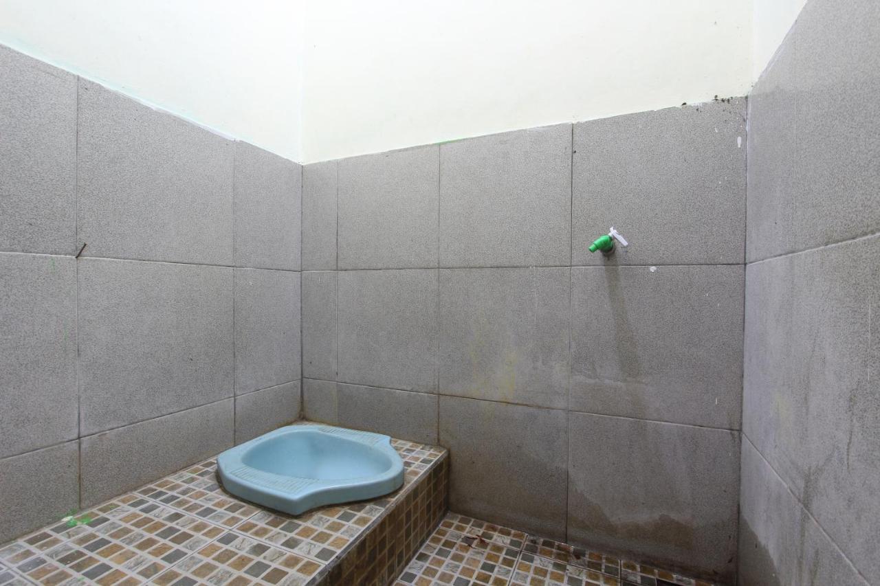 Oyo 92231 Penginapan Tanjung Alang Syariah Macáçar Exterior foto